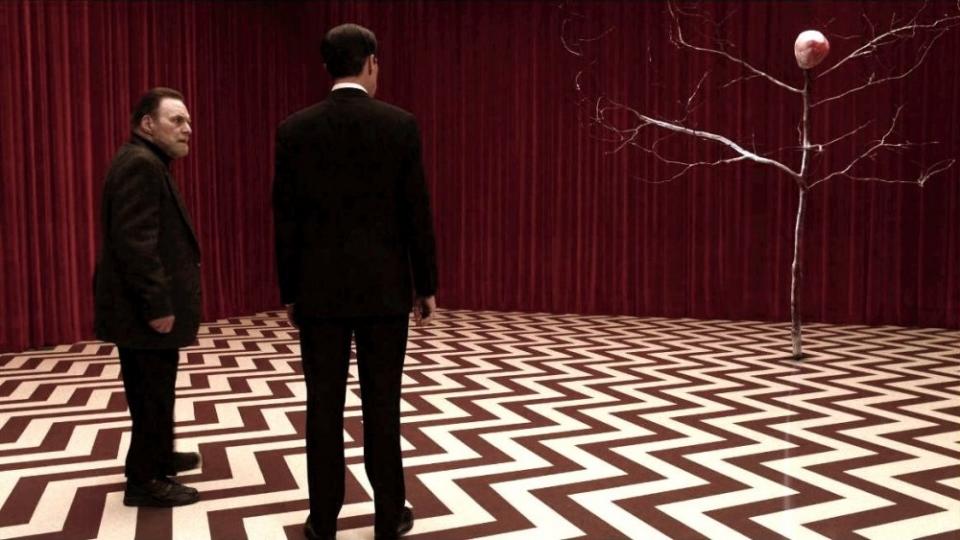 twin-peaks-season-3-2017-008-in-red-room-with-the-arm_0