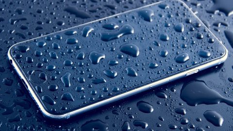 Smartphone caiu água