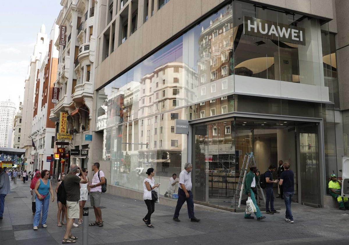 Huawei opens it’s biggest store in Madrid after sales recovery