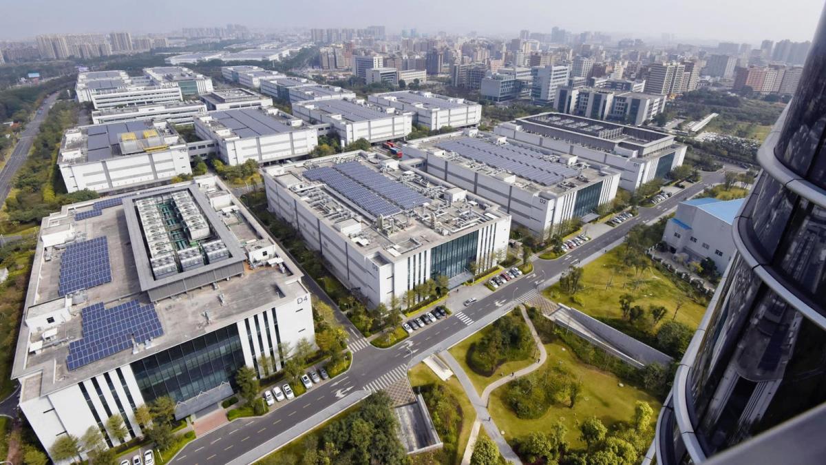 eng-GB_Huawei factory in Dongguang