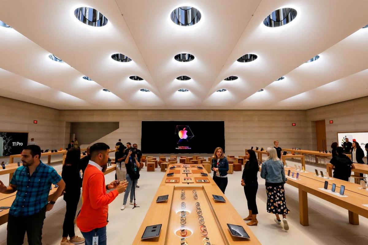 Guests attend the preview of the redesigned and reimagined Apple Fifth Avenue store in New York